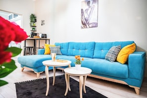Relax in our vibrant living room, complete with comfortable seating and modern decor. Perfect for unwinding after a busy day! 🌟 Reserve your dates today!