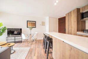 Disfruta tus comidas diarias en el comedor o en la barra de la cocina para mayor comodidad