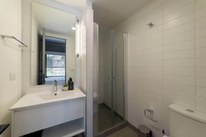 Disfruta de una ducha relajante después de un día explorando las vibrantes calles de Santiago.