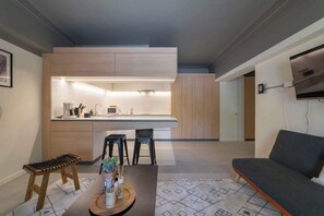 Relájate y descansa en esta cómoda sala de estar después de un día de turismo en Santiago.
