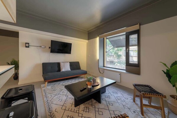 Relájate y descansa en esta cómoda sala de estar después de un día de turismo en Santiago.