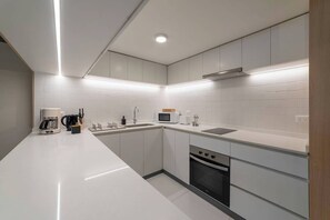 ¡Pequeña pero poderosa! Esta cocina compacta tiene todo lo que necesitas para una estancia cómoda.