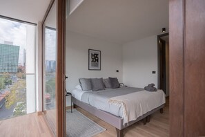 Sueños reparadores y amaneceres mágicos te esperan en esta habitación con vistas a la ciudad