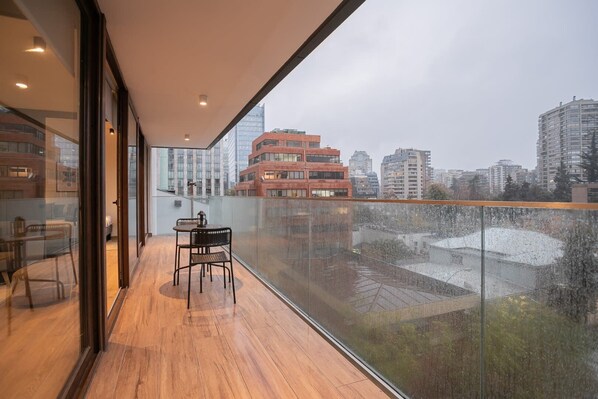 Terraza amoblada con vista panorámica a la ciudad