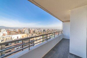 Respira aire fresco y recarga energías en tu terraza privada