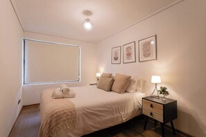 Acogedor dormitorio de luces tenues para un descando reparador