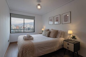 Acogedor dormitorio con vistas a la ciudad y buena iluminación