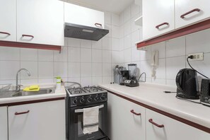 Cómoda cocina equipada con todo lo que necesitas para preparar tus comidas