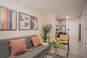 Acogedora sala de estar con futon y luz natural