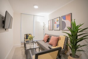 Acogedora sala de estar con futon y luz natural