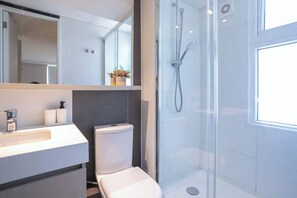 Moderno e Iluminado Baño para Sentirte como en Casa