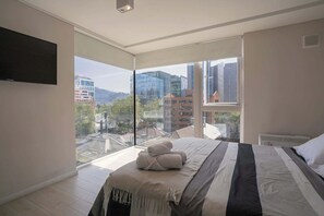 Espaciosa Habitación Principal con Increíbles Vistas a la Ciudad