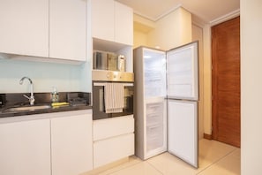 Cocina equipada con todos los esenciales para disfrutar una estadía placentera