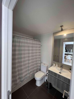 Luminoso baño principal con bañera