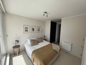 Habitación principal con cama doble cómoda y luminosa