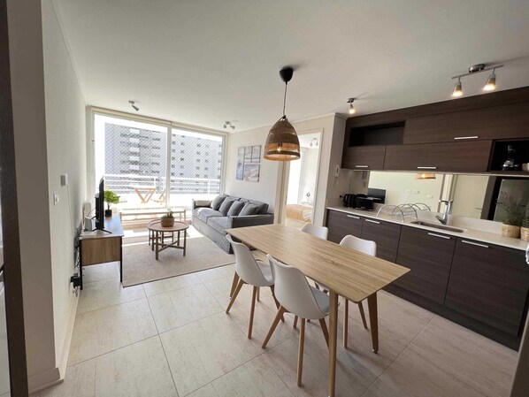 Living-comedor con cocina equipada integrada