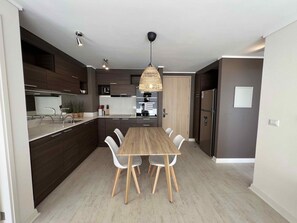 Living-comedor con cocina equipada integrada