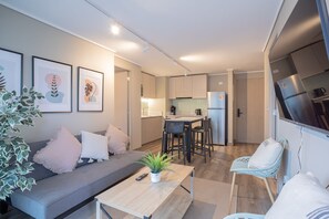 Relájate en esta acogedora sala de estar con luz natural, perfecta para descansar 
