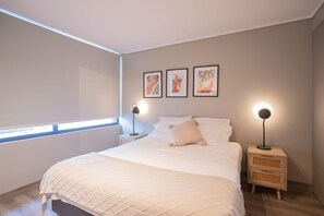 Relájate y recarga energías en esta habitación acogedora, diseñada para brindarte el máximo confort y descanso