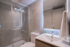 Empieza y termina tu día con una sonrisa en este baño moderno y funcional, diseñado para tu comodidad y bienestar