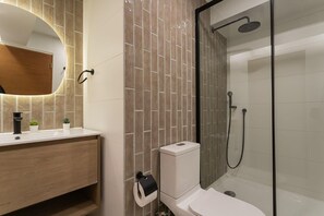 baño elegante y buen espacio
