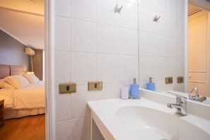 Refréscate en este baño moderno con una ducha relajante y disfruta de un momento de tranquilidad