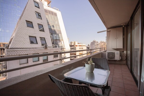 Respira aire fresco y recarga energías en tu terraza privada