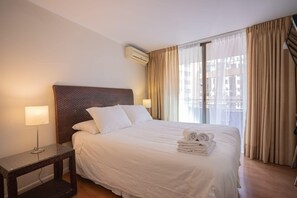 Habitación tranquila y luminosa diseñada para un sueño profundo y reparador
