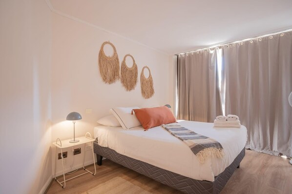 Habitación tranquila y luminosa diseñada para un sueño profundo y reparador