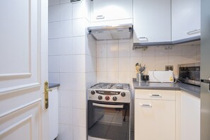 Prepara tus comidas favoritas en esta cocina funcional y equipada con todo lo esencial