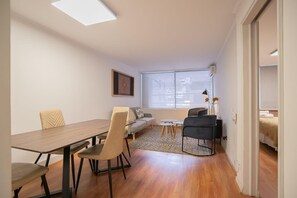 Amplio living de ambiente relajado e iluminación acogedora