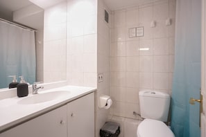 Refréscate en este baño moderno y disfruta de una ducha revitalizante después de un día explorando la ciudad