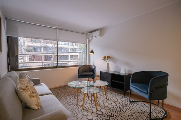 Amplio living de ambiente relajado e iluminación acogedora