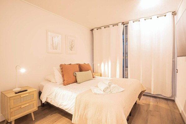 Acogedor espacio en dormitorio principal con un ambiente ideal para el descanso