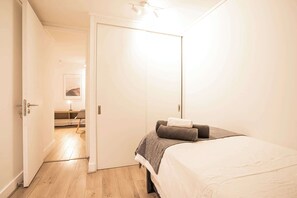 Cómoda habitación secundaria con closet para mantener tus pertenencias ordenadas