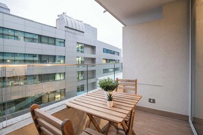 Terraza privada para disfrutar de la brisa en la ciudad mientras compartes