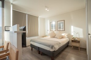 Dormitorio acogedor con cama cómoda y ropa de cama fresca