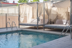 Piscina amplia y limpia ideal para un baño refrescante