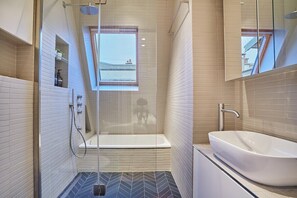 salle de bain 1 avec douche et baignoire