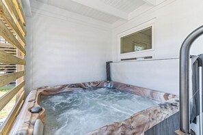 屋内スパ浴槽