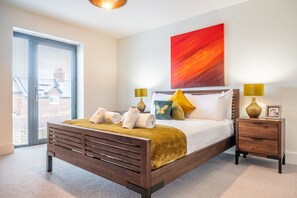 Baltic, Wells-next-the-Sea: The master bedroom with king-size bed and Juliet balcony
