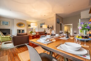 27 Sea Lane, Old Hunstanton: Stylish living space with dining table