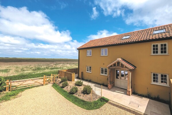 Garden Cottage, Brancaster: A luxury homestay in a peaceful location in one of the best villages in north Norfolk