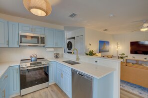 Karen was above and beyond accommodating. Her guest service was amazing. That is before you even get in the door. Once you are there you have everything you need for a perfect vacation. The location is incredible. Fully Applianced Kitchen