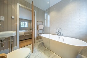 Garden Cottage, Brancaster: Master en-suite bathroom with roll top bath