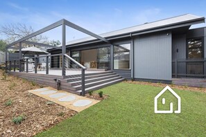 Located within close walking distance of Portsea Hotel and Shelley Beach. 