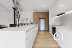 Superb well-equipped kitchen with Nespresso pod machine and quality appliances 