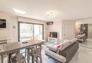 autre vue du salon avec placard de rangement au fond et accès dans la chambre