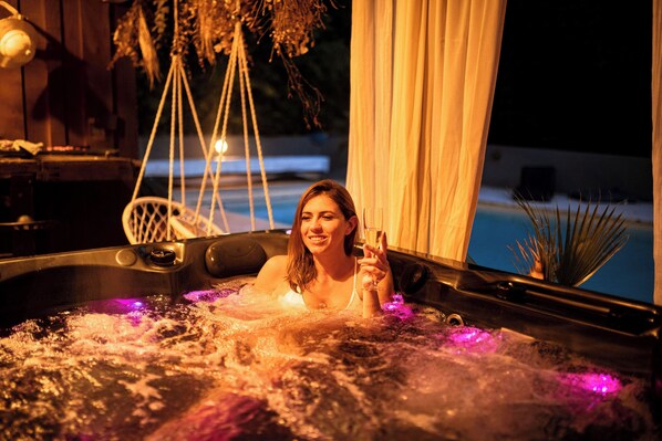 Outdoor spa tub