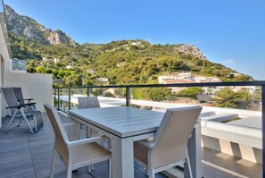 terrasse avec vue sur la Montagne et la mer et mobilier de jardin